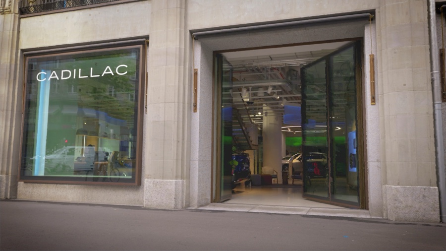 Cadillac-Showroom im Brannhof an der Zürcher Bahnhofstrasse, Türen aus Baubronze
