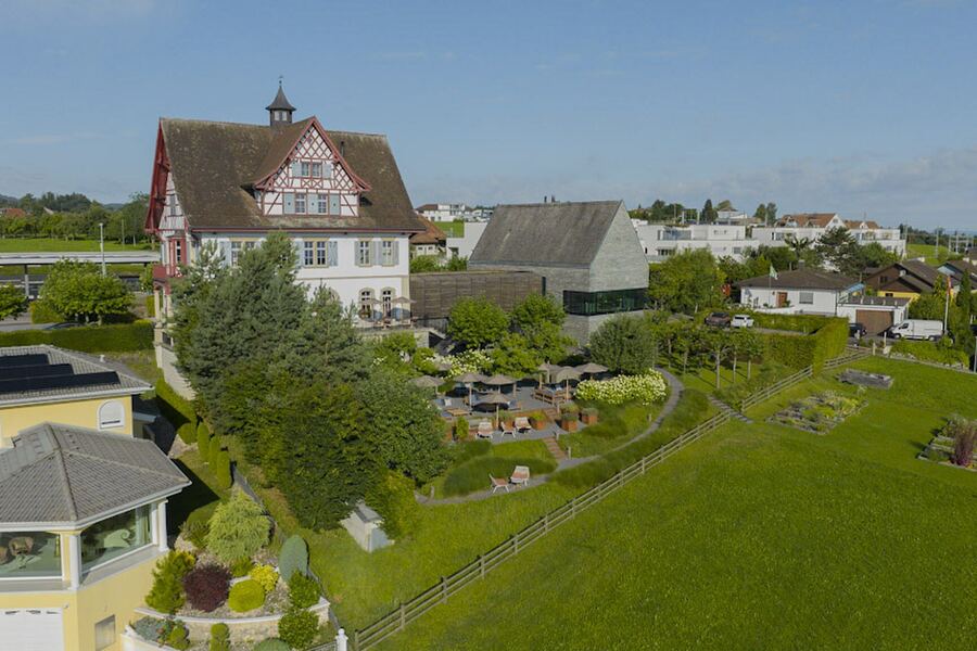 Garten und Gebäude des Restaurants Mammertsberg