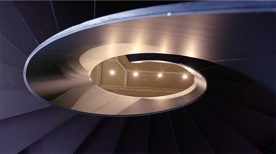 Blick von unten in die Spirale der Treppe, oben die Holzdecke