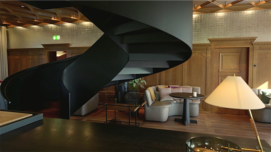 Die ovale Treppe aus gehämmertem Blech in der holzgetäfelten Lounge des Mammertsberg