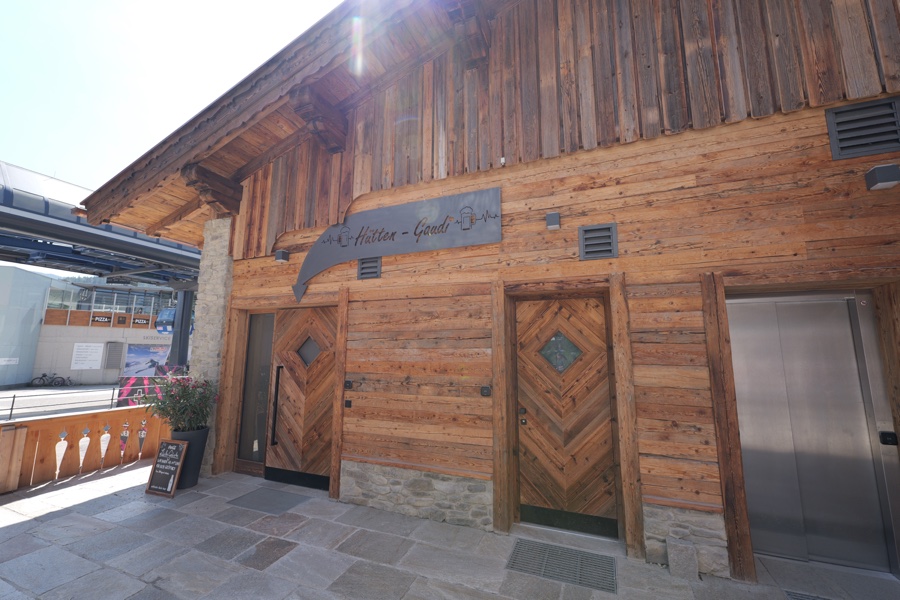 Hütten Gaudi in Leogang von aussen, Holzfassade