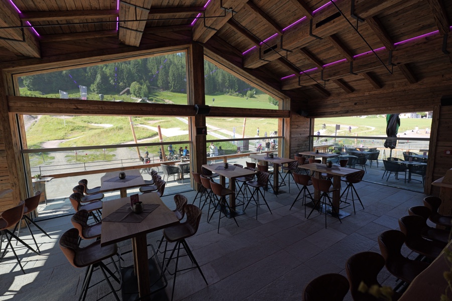 Hütten Gaudi in Leogang: Gaststube mit offenen Senkfronten zum Bikepark