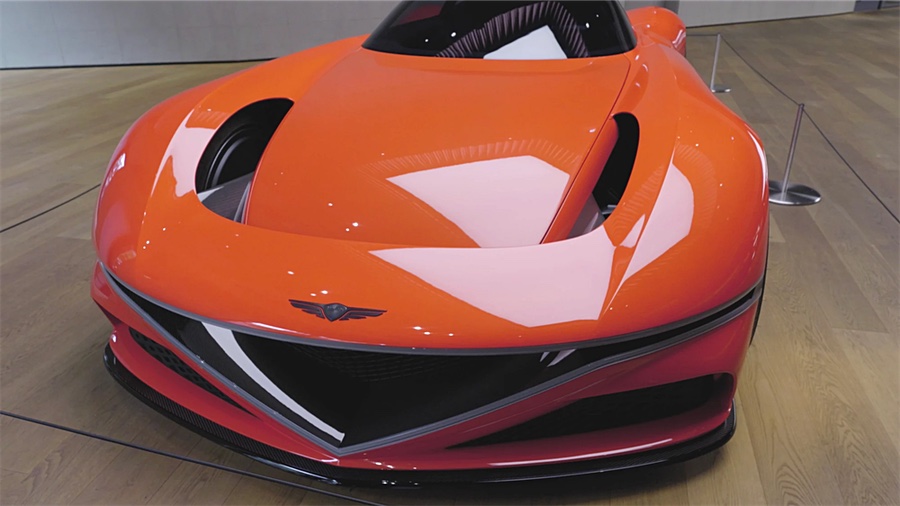 Front des orangen Showcars auf dem Parkett des Studios