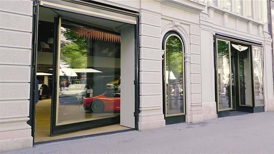 Genesis Studio an der Bahnhofstrasse in Zürich, das schwarze Metall-Glastor mit Goldrahmen steht offen