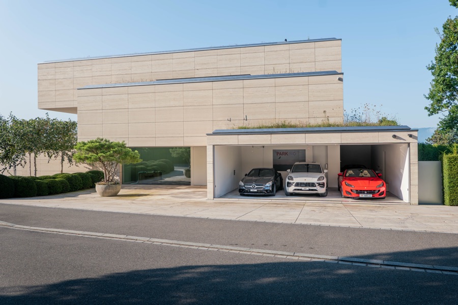 Luxury Garage im Kanton Zürich, geöffnet, drei Sportwagen