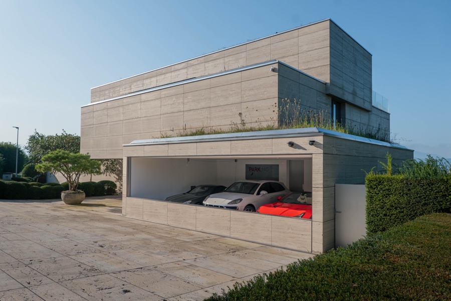 Luxury Garage im Kanton Zürich, Senkfront unten, drei Sportwagen