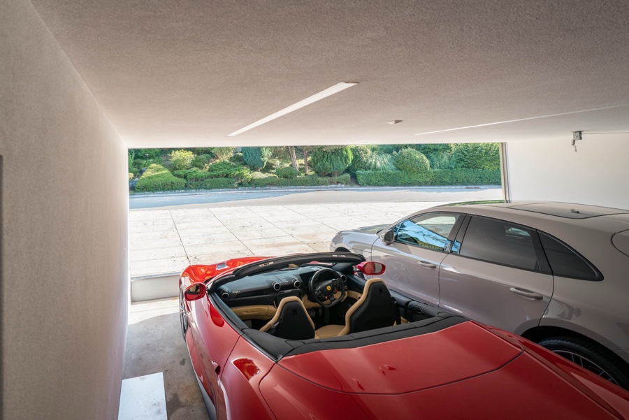 Blick aus der Garage auf Vorplatz und Garten