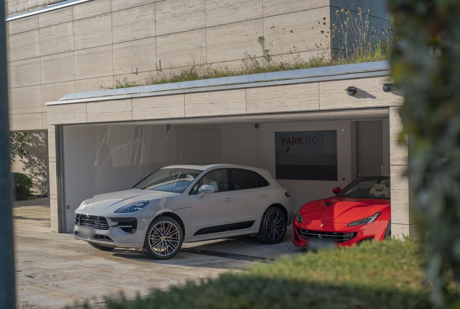 Geöffnete Garage mit zwei Sportwagen