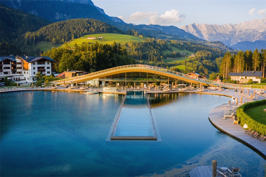 Atmosphere by Krallerhof in Leogang: Spa mit Senkfronten am Badesee