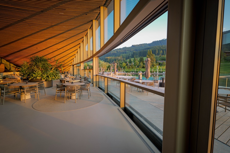 Restaurant im Atmosphere mit Holzdecke, Blick auf den Badesee