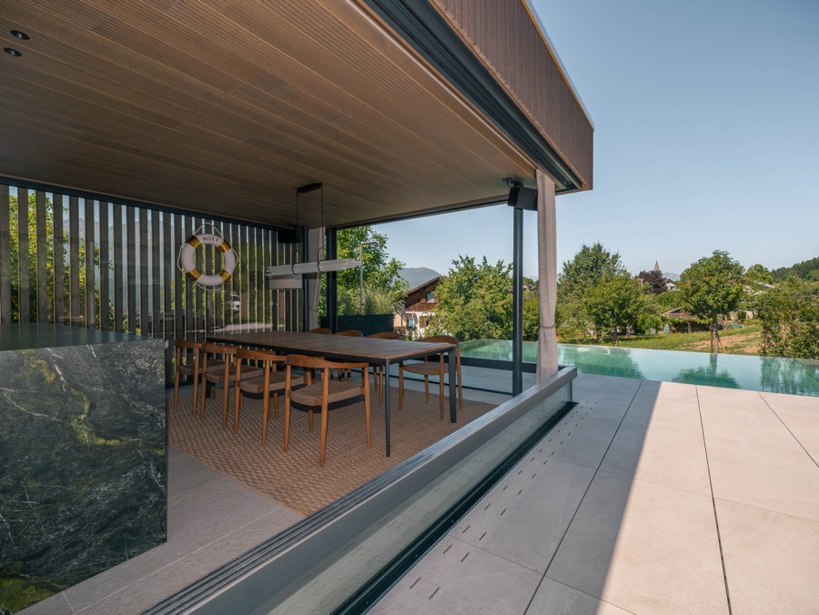 Poolhaus in Vorarlberg, Eckfront versenkt, Blick über den Pool