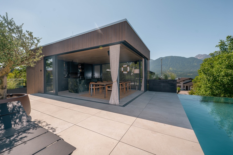 Poolhaus und Wohnhaus in Vorarlberg mit Pool
