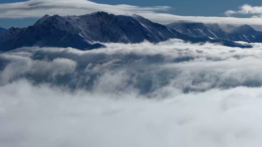 Berggipfel über einem Wolkenmeer